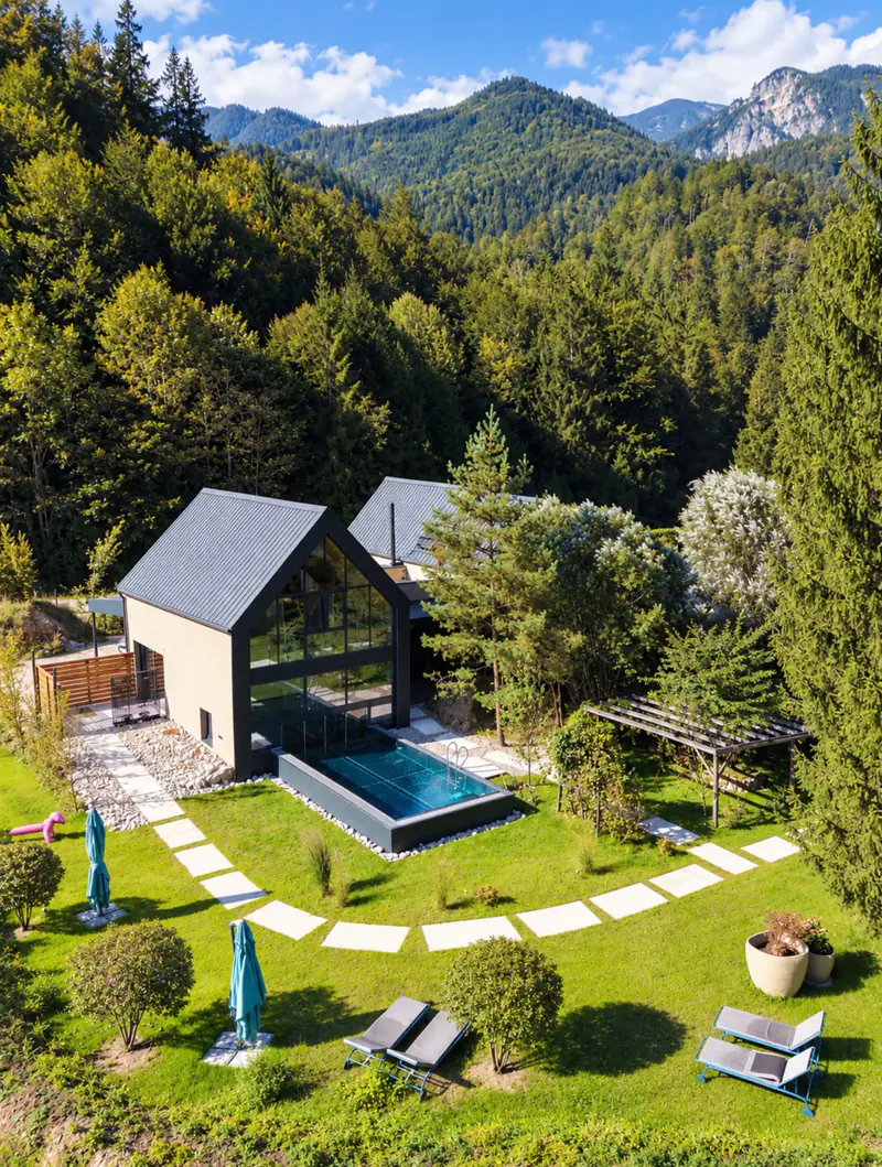 Haupthaus mit Garten und Bergblick