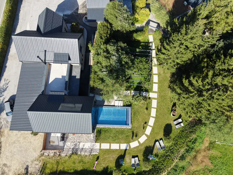 Haupthaus, Pool und Garten von oben